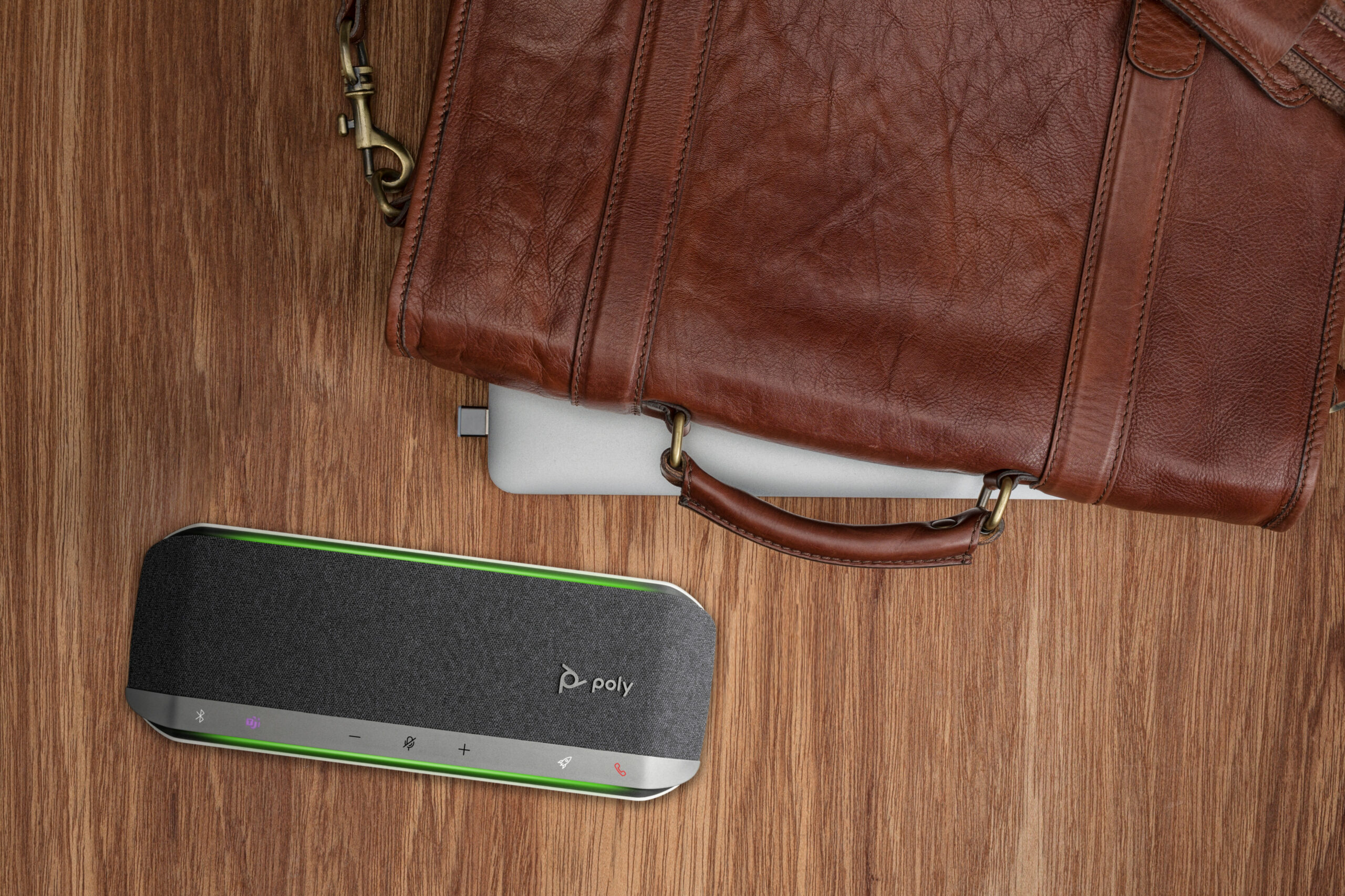 HP Poly Altavoz manos libres USB-A y USB-C con certificación para Microsoft Teams Poly Sync 40+ y adaptador USB-A BT700