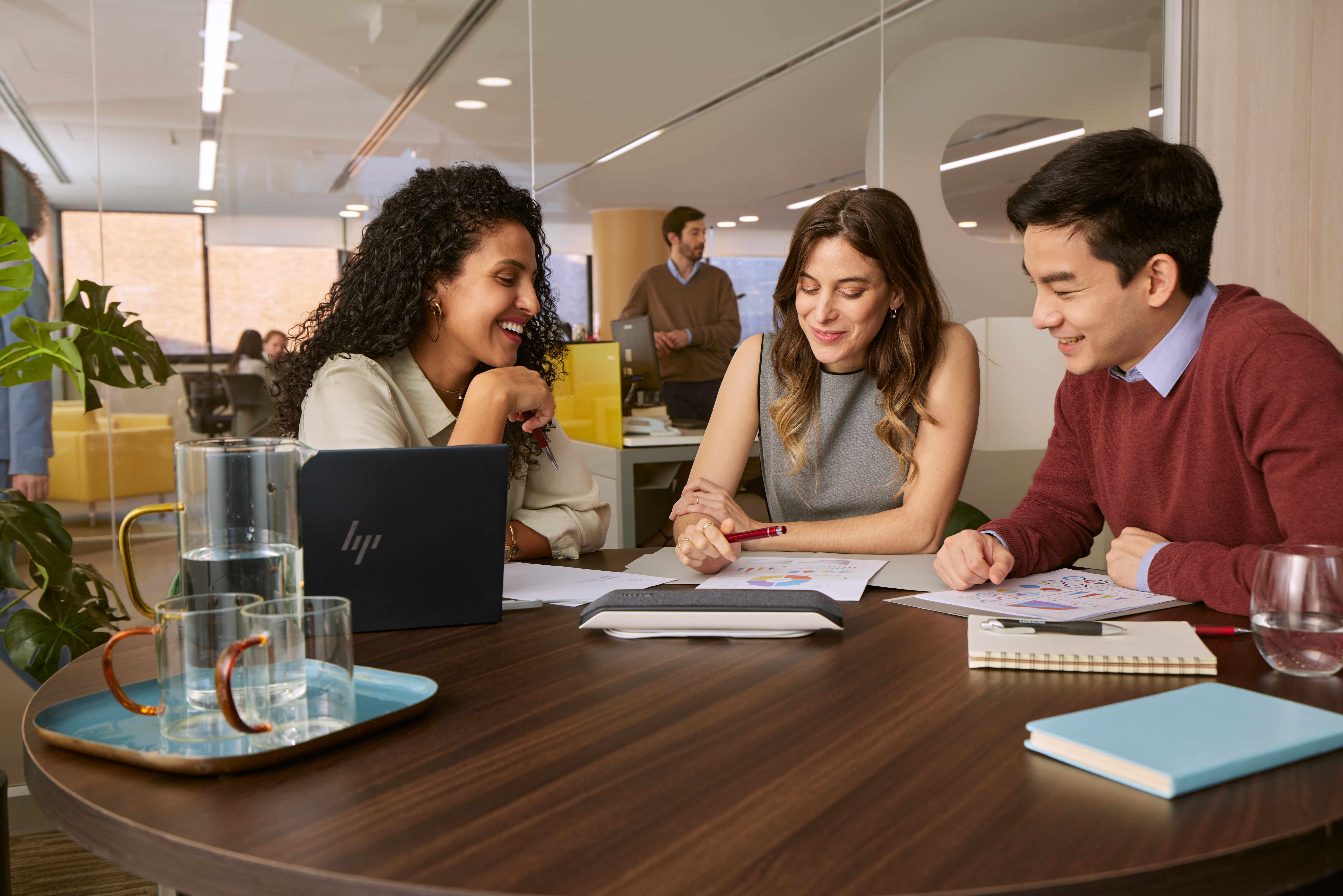 HP Poly Altavoz manos libres USB-A y USB-C Poly Sync 40+ y adaptador USB-A BT700